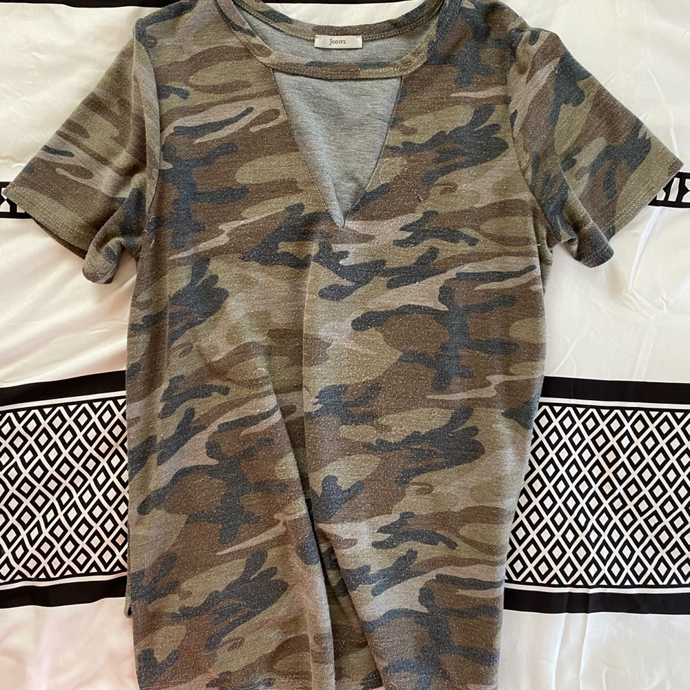 Camo v-neck cut out tee
